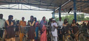 MLA Anita Yogendra Sharma distributed cycles to schoolgirls