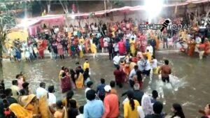 Fierce fighting between two parties in Chhath Ghat
