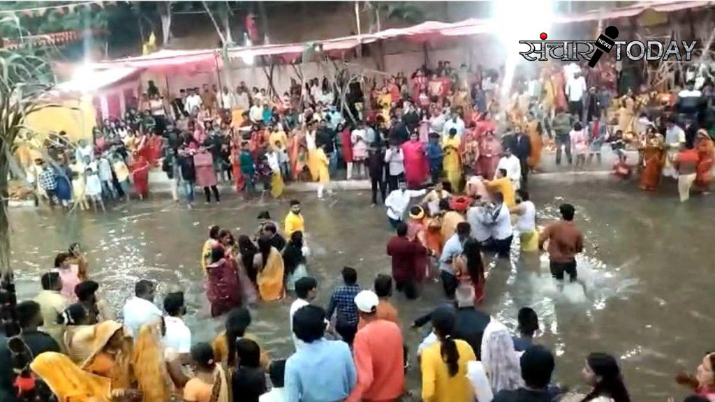 Fierce fighting between two parties in Chhath Ghat