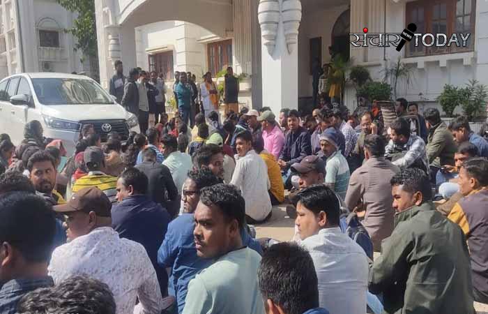 B.Ed assistant teachers sit on dharna outside BJP office