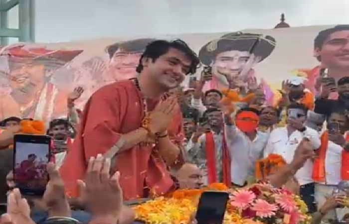 बागेश्वर धाम सरकार का रायपुर आगमन, भारत माता चौक से अवधपुरी तक हुआ भव्य स्वागत