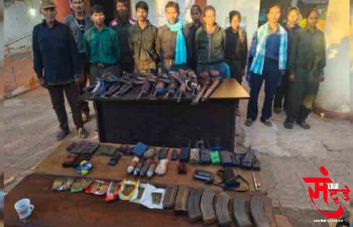 मध्यप्रदेश-महाराष्ट्र-छत्तीसगढ़ में सक्रिय नक्सली गिरोह का सरेंडर, रामधेर समेत 11 ने AK-47, इंसास और SLR हथियार पुलिस को सौंपे